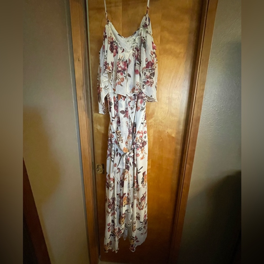 Mia Joy cold shoulder cream floral dress size large